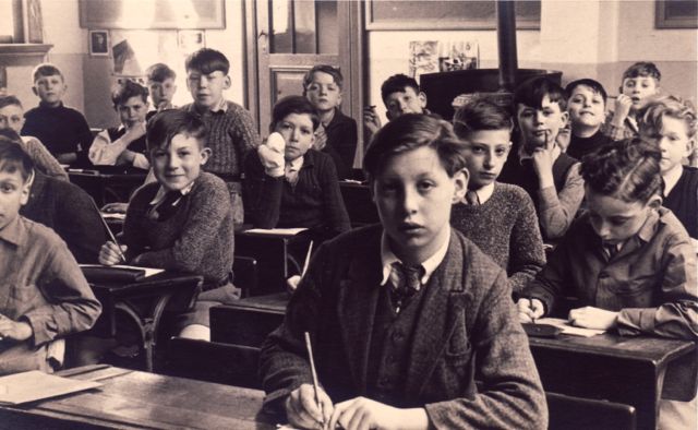 Jeanke legde even vlotjes aan meester Vermeulen de relativiteitstheorie van Einstein uit. Meester Vermeulen herstelt redelijk van zijn hartinfarct, dank u.